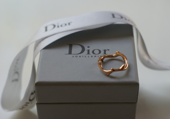 Диор яблоко купить. Кольцо диор золотое. Dior bois de Rose Ring. Кольцо Кристиан диор Винтаж. Браслеты диор bois de Rose.