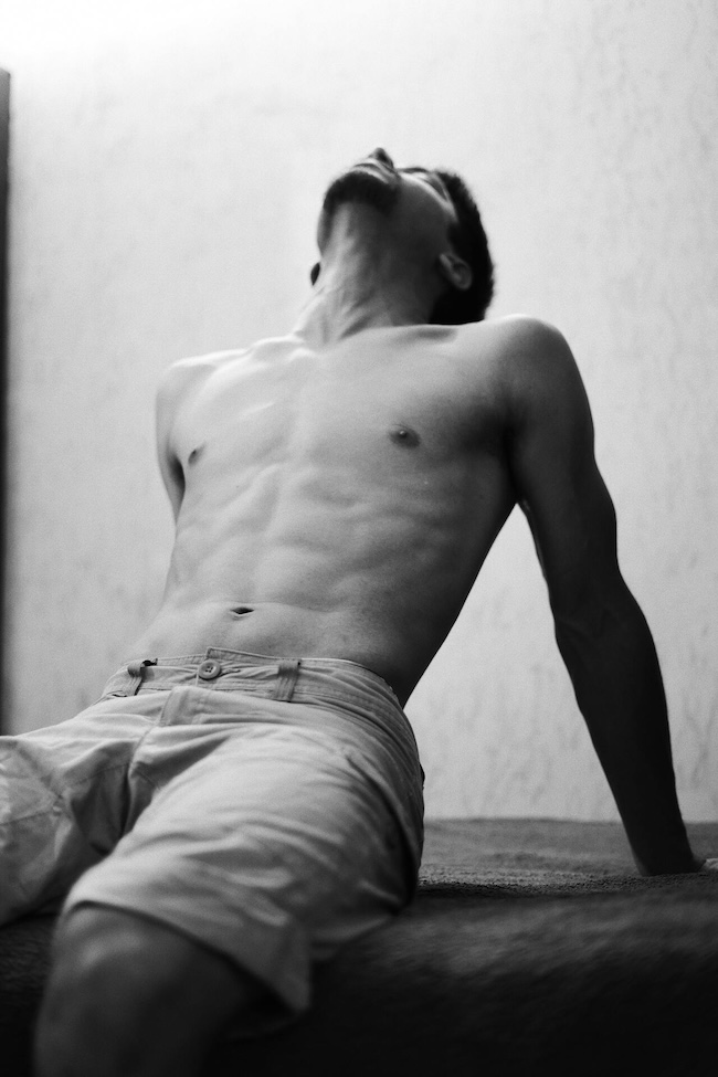 homme_avec_abdos_en_noir_et_blanc